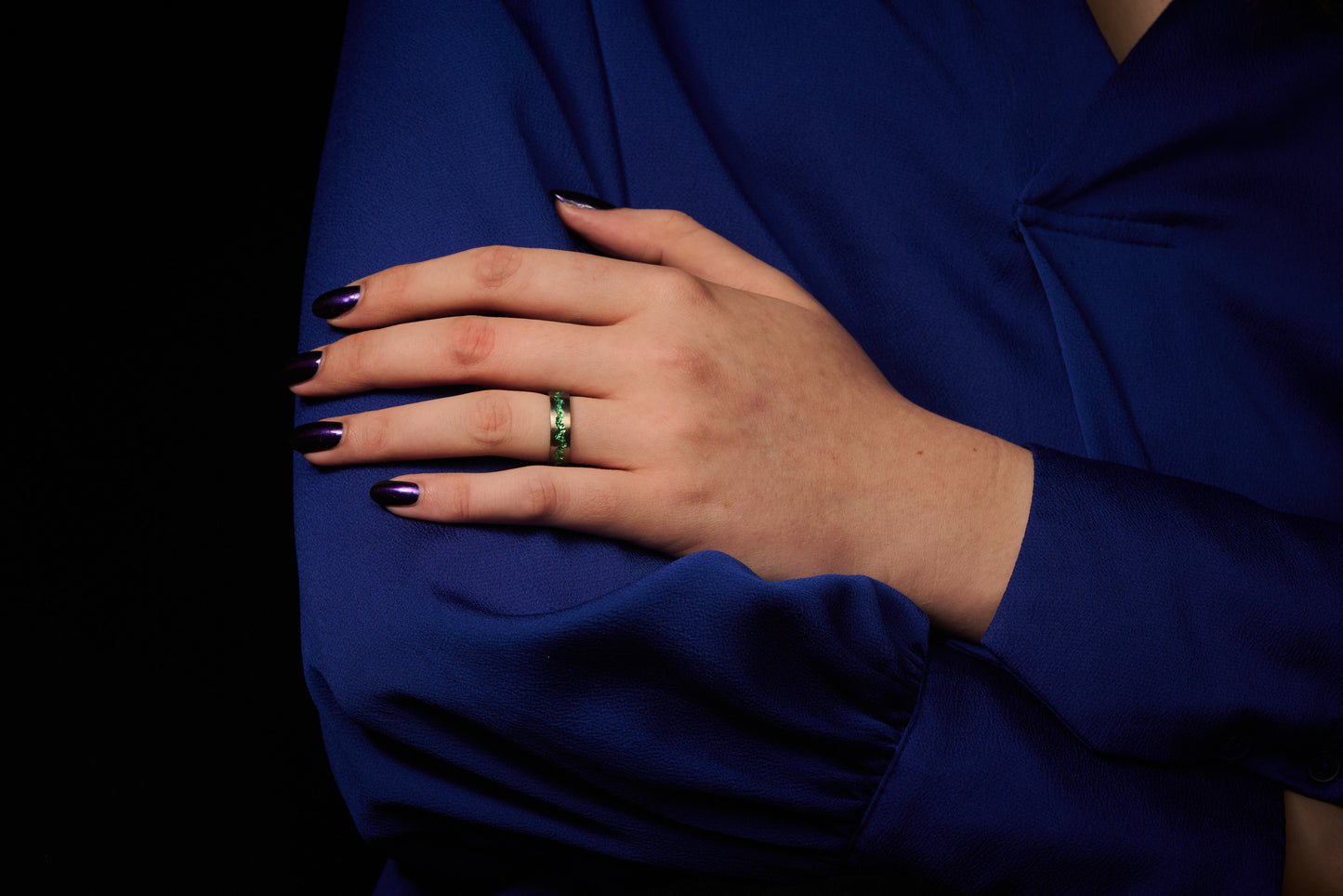 Green Crystal Vein Niobium Ring